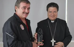Mons. José Rafael Quirós y Óscar Ramírez con la imagen de Nuestra Señora de los Ángeles / Foto: Cortesía Arquidiócesis de San José 