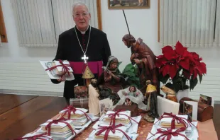 Mons. Juan Antonio Reig Pla junto con las cartas que entregu00f3 a los conventos de la Diu00f3cesis. Foto: Diu00f3cesis de Alcalu00e1 de Henares.  