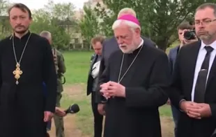 Mons. Paul Richard Gallagher en Ucrania. Foto: Captura video 