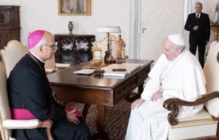 El Papa Francisco con Mons. Santiago Olivera. Foto: Vatican Media 