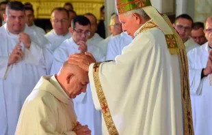 Mons. José Francisco Ulloa impone sus manos sobre el nuevo Obispo de Cartago, Mons. Mario Quirós 