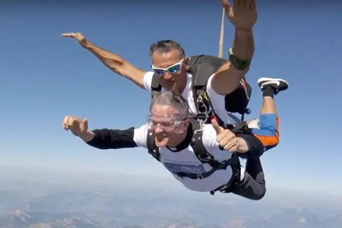 Obispo salta en paracaídas para animar a jóvenes a “arriesgar” por la vocación [VIDEO]