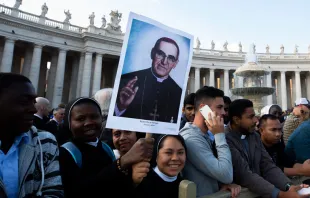 Un grupo de fieles en la canonización de Monseñor Romero y otros seis santos este domingo en el Vaticano. Foto: Daniel Ibáñez / ACI Prensa 