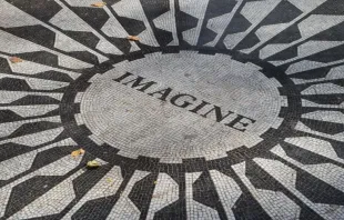 Mosaico de "Imagine" en Central Park, Nueva York, en memoria de John Lennon. Crédito:  HANNAH BARTMAN / Unsplash. 