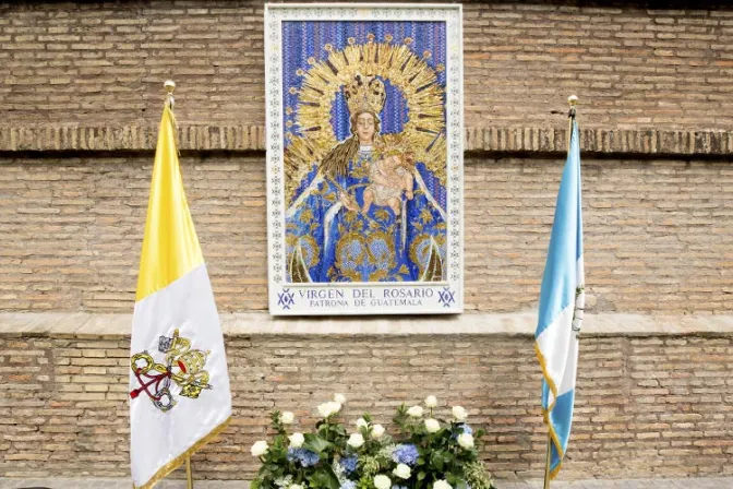 Entronizan mosaico de Nuestra Señora del Rosario, Patrona de Guatemala, en el Vaticano