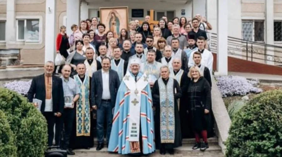 Integrantes del Movimiento Cristiano por la Vida en Ucrania junto a la imagen de la Virgen de Guadalupe. Crédito: Cortesía.