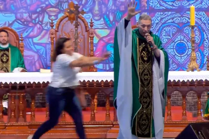 Famoso sacerdote sufre brutal ataque mientras presidía Misa por TV [VIDEO] 