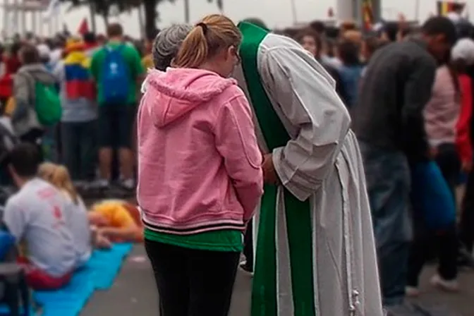 El sacerdote confesor es también un pecador pero la absolución es real, recuerda el Papa