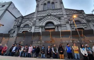 Fieles se congregaron en oración a los pies de iglesias de Ciudad de México, ante amenazas de feministas el 28 de septiembre de 2019. Crédito: David Ramos / ACI Prensa. 