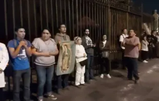 Fieles de jóvenes y mayores se reunieron al frente de la Catedral de México para protegerla pacíficamente de amenaza de ataque de feministas. Crédito: Cortesía Agencia Católica de Noticias. 