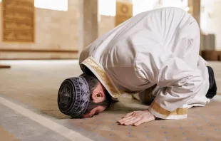 Musulmán rezando en mesquita. Crédito: Alena Darmel / Pexels 