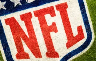 Emblema de la Liga Nacional de Fútbol de Estados Unidos (NFL). Crédito: Adrian Curiel / Unsplash. 