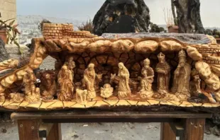 Nacimiento tallado en madera de olivo por el taller de los hermanos Zakharia en Belén. Crédito: Hermanos Zakharia 
