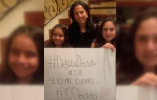 Nadine Heredia y sus hijas con cartel pro aborto. Foto: Twitter de Nadine Heredia. 