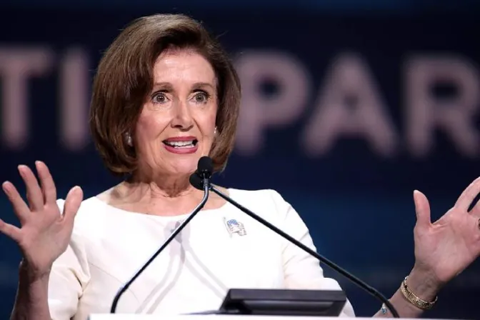 Nancy Pelosi responde y desafía al Arzobispo que le prohibió la Comunión