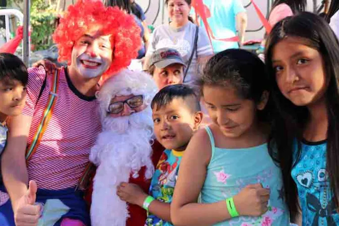 Celebran Navidad con reclusas, niños migrantes y familias pobres en Chile