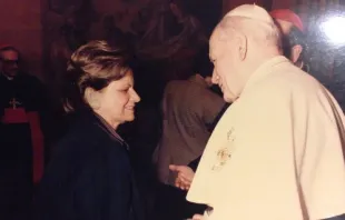 Néstar Robledo de Stark saludando a San Juan Pablo II. Crédito: Cortesía. 