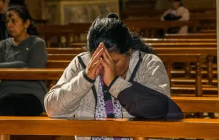 Imagen referencial de mujer rezando. Crédito: Shutterstock 