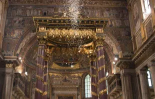 Pétalos en la Basílica Santa María Mayor representan el "Milagro de la Nieve" Crédito: Daniel Ibáñez / EWTN News