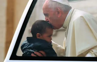 El Papa en la Audiencia General bendice a un niño. Foto: Daniel Ibáñez / ACI Prensa 