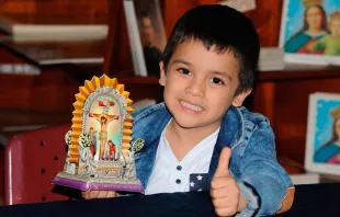 Niño con armable Señor de los Milagros / Foto: Facebook Librería Salesiana 