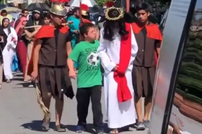 Niño con síndrome de Down conmueve al consolar a Jesús en Vía Crucis [VIDEO VIRAL]