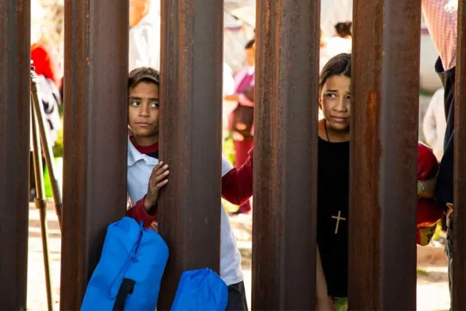 El muro entre Estados Unidos y México es una cicatriz sobre la tierra, asegura obispo