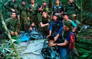 Militares colombianos con los niños rescatados de la selva. Crédito: Twitter Fuerzas Militares de Colombia 