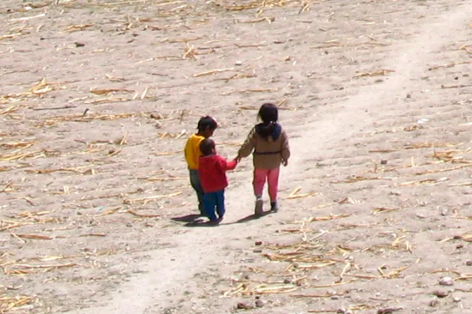 Papa Francisco pide solución urgente al drama de niños migrantes que van a Estados Unidos