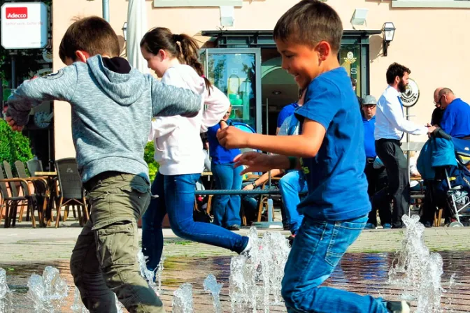 Dos anécdotas de niños que mostraron al Sínodo belleza de la familia