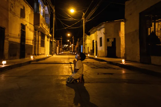 VIRAL: Niño reza arrodillado en plena calle por el fin del coronavirus