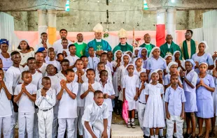 Obispo Kevin C. Rhoades celebró el sacramento de la Confirmación de 99 niños en Nigeria, el 10 de julio de 2022. Crédito: Facebook de Bishop Kevin C. Rhoades 