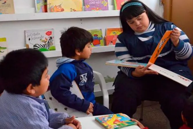 Ella es Noelia, la primera maestra con síndrome de Down en Argentina