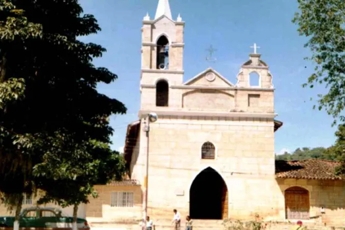 Obispo declara profanada iglesia donde padre mató a su hijo de 2 años