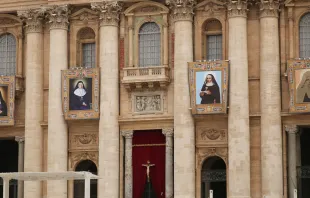 La imagen de las cuatro nuevas santas canonizadas esta mañana por el Papa Francisco en la Plaza de San Pedro en el Vaticano. Foto Daniel Ibáñez / ACI Prensa 