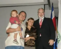 Gabriel con sus padres y el Dr. Thomas Hilgers (Foto: ACI Prensa)