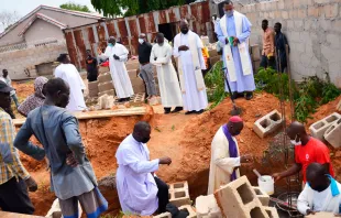 El Obispo de Maiduguri, Nigeria, Mons. Oliver Dashe Doeme, bendice un proyecto de AIN. Foto: AIN 