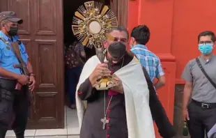 Mons. Rolando Álvarez en la entrada de la sede del Obispado de Matagalpa. Crédito: Facebook Diócesis Media - TV Merced 