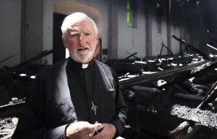 Mons. David O'Connell en la Misión de San Gabriel tras un incendio. Crédito: Víctor Alemán 