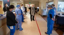 Mons. Kevin Vann bendice personal de salud en el Hospital San José, en Orange County. Crédito: Diócesis de Orange.