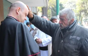 Un indigente bendice a un obispo en México. Crédito: Ricardo Cervantes / Arquidiócesis Primada de México 