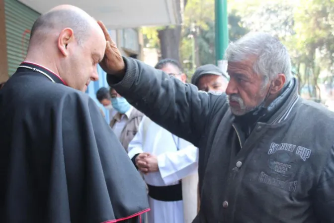 Obispo recibe la bendición de un indigente en México: “Jesús está en ellos”