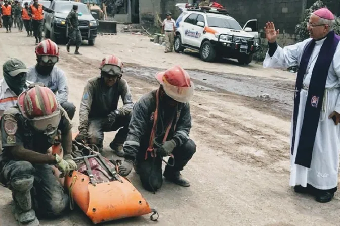 Guatemala: Obispo bendice a rescatistas y reza por muertos tras erupción de volcán 