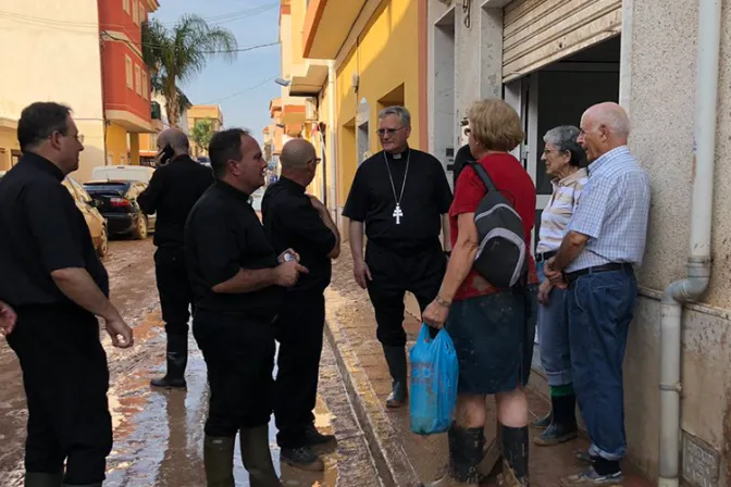 Obispo visita las zonas devastadas por gota fría en España