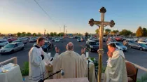 Mons. Peter Baldacchino celebra una Misa de Jueves Santo con los fieles en sus autos. Crédito: David McNamara / Diócesis de Las Cruces
