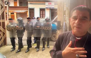 Mons. José Álvarez Lagos cercado por policías el 4 de agosto de 2022.Crédito: Diócesis Media TV Merced / Diócesis de Matagalpa  