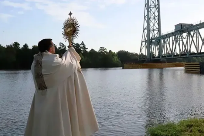 Obispo clama a Dios con el Santísimo ante amenaza del huracán Ida 