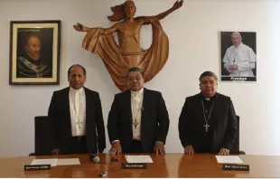 Presidente, Vicepresidente y Secretario de la CEB al finalizar la Asamblea. Crédito: Conferencia Episcopal de Bolivia 