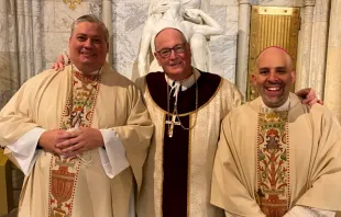 De izquierda a derecha: P. John S. Bonnici, Cardenal Timothy Dolan, P. Joseph A. Espaillat | Crédito: Arquidiócesis de Nueva York 