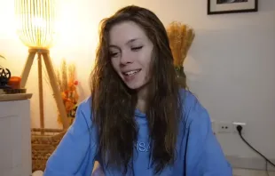 Lily, la joven influencer de 23 que anunció que se someterá al suicidio asistido. Crédito: Captura Youtube Le Journal d'Olympe 